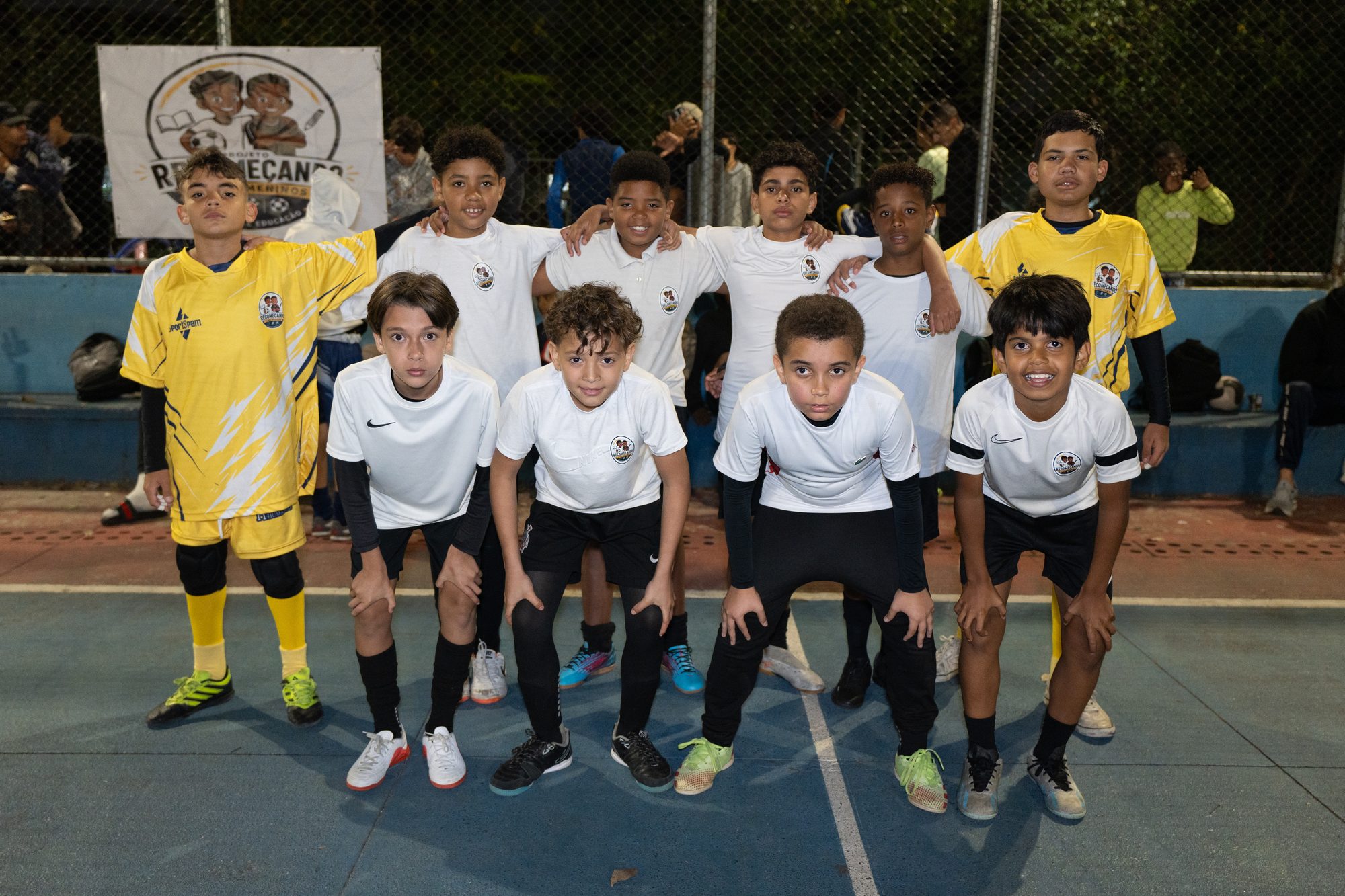 Time de uniforme branco com o goleiro de amarelo