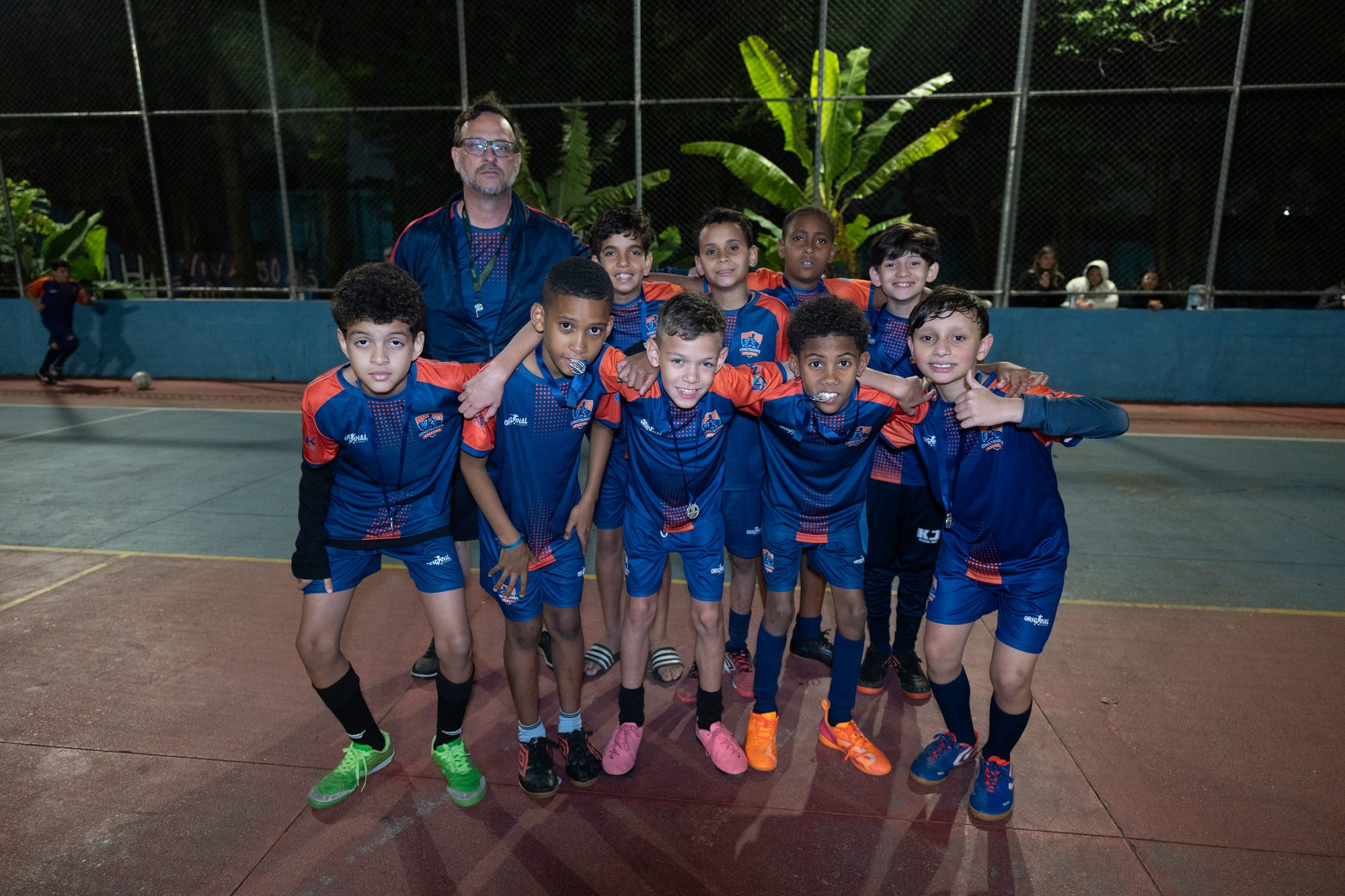 Time de uniforme azul posando na quadra